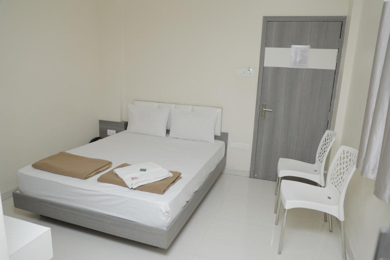 Hotel Lotus Chandrapur Екстер'єр фото