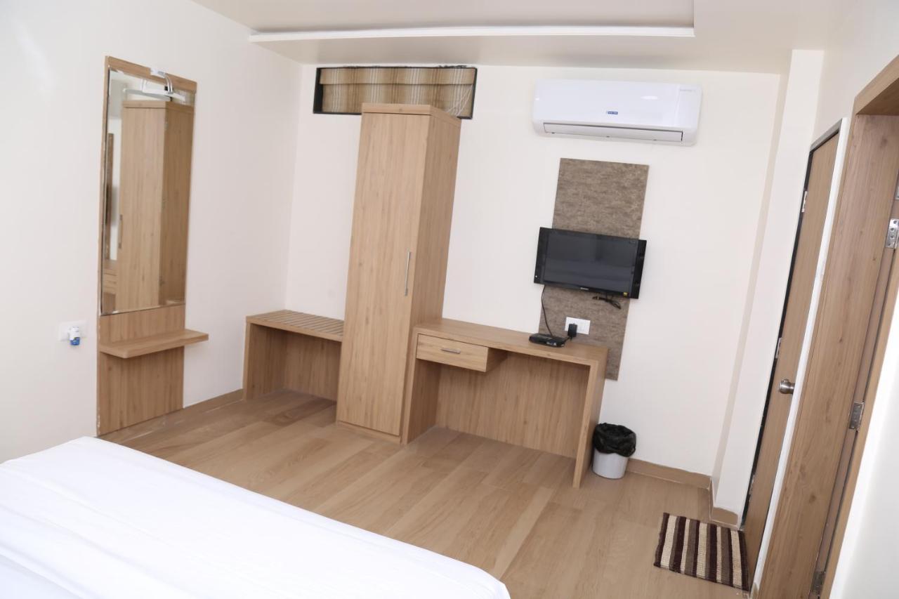 Hotel Lotus Chandrapur Екстер'єр фото